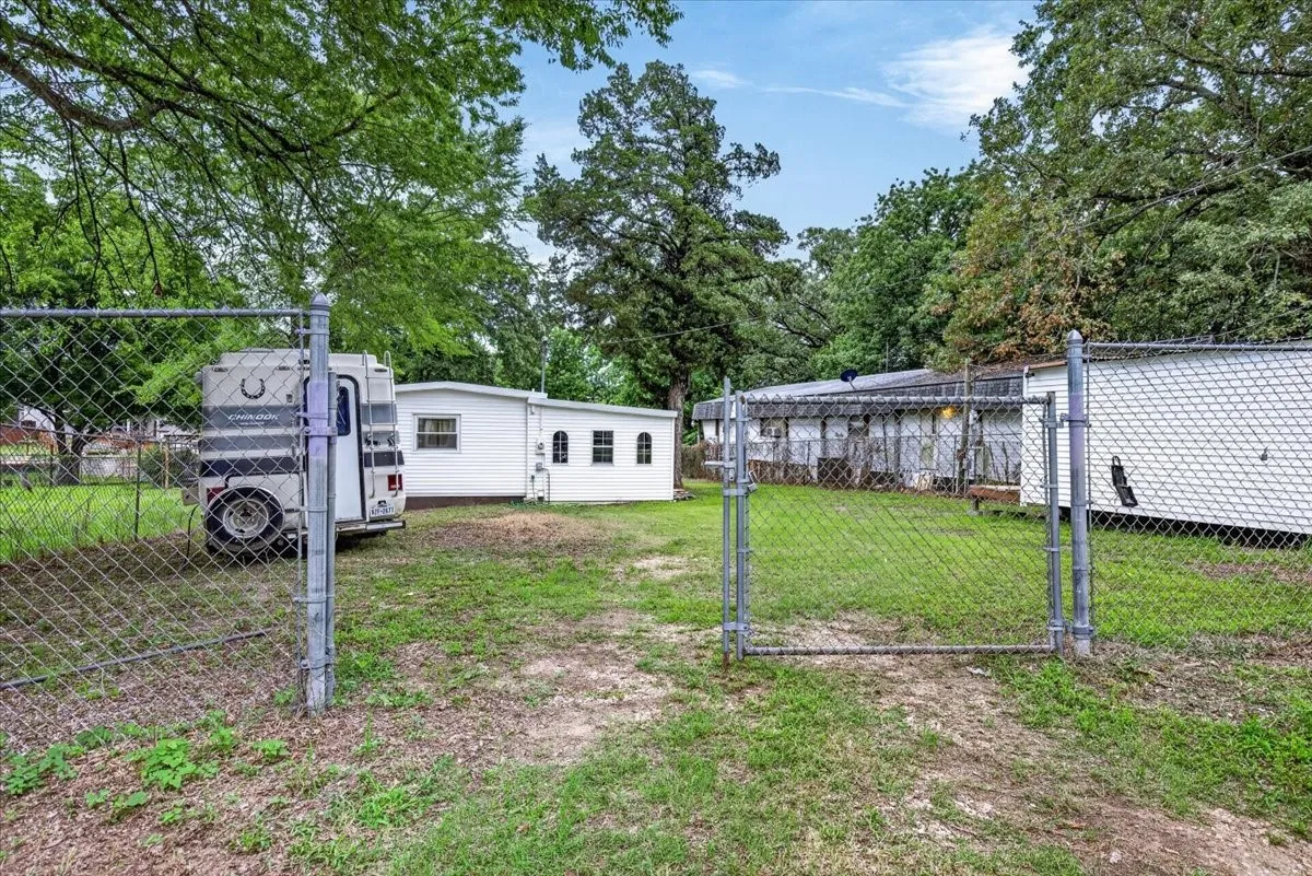 Manufactured Home For Sale in Henderson County , 160 Buffalo Springs Road, Mabank, Texas 75156, 3 Bedroom, 2 Bathroom, Garage spaces, 1,768 Sqft, built in 1983, mls#21306423, Real Estate Agent in Mabank, Homes For Sale in Henderson county, Homes For Sale in Mabank, Realtor in Mabank Texas, Real Estate Brokerage Independent Realty Texas, Luminita Cordes Realtor