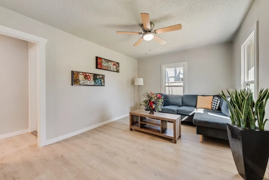 Single Family Residence For Sale in Tarrant County , 5074 Mayfair Street, Fort Worth, Texas 76116, 2 Bedroom, 1 Bathroom, Garage spaces, 799 Sqft, built in 1956, mls#21306438, Real Estate Agent in Fort Worth, Homes For Sale in Tarrant county, Homes For Sale in Fort Worth, Realtor in Fort Worth Texas, Real Estate Brokerage Independent Realty Texas, Luminita Cordes Realtor