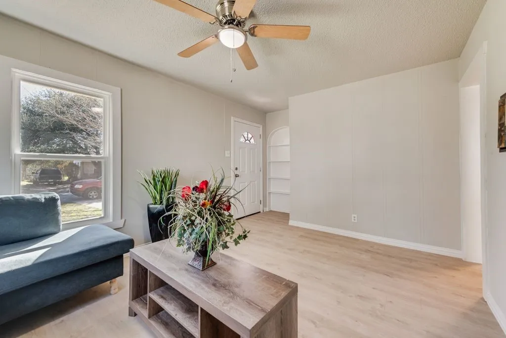 Single Family Residence For Sale in Tarrant County , 5074 Mayfair Street, Fort Worth, Texas 76116, 2 Bedroom, 1 Bathroom, Garage spaces, 799 Sqft, built in 1956, mls#21306438, Real Estate Agent in Fort Worth, Homes For Sale in Tarrant county, Homes For Sale in Fort Worth, Realtor in Fort Worth Texas, Real Estate Brokerage Independent Realty Texas, Luminita Cordes Realtor