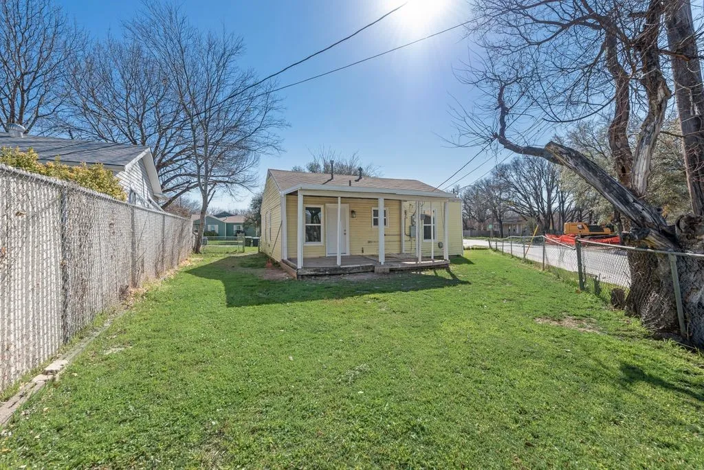 Single Family Residence For Sale in Tarrant County , 5074 Mayfair Street, Fort Worth, Texas 76116, 2 Bedroom, 1 Bathroom, Garage spaces, 799 Sqft, built in 1956, mls#21306438, Real Estate Agent in Fort Worth, Homes For Sale in Tarrant county, Homes For Sale in Fort Worth, Realtor in Fort Worth Texas, Real Estate Brokerage Independent Realty Texas, Luminita Cordes Realtor