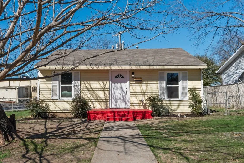 Single Family Residence For Sale in Tarrant County , 5074 Mayfair Street, Fort Worth, Texas 76116, 2 Bedroom, 1 Bathroom, Garage spaces, 799 Sqft, built in 1956, mls#21306438, Real Estate Agent in Fort Worth, Homes For Sale in Tarrant county, Homes For Sale in Fort Worth, Realtor in Fort Worth Texas, Real Estate Brokerage Independent Realty Texas, Luminita Cordes Realtor
