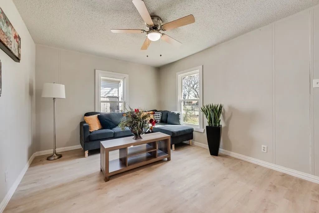 Single Family Residence For Sale in Tarrant County , 5074 Mayfair Street, Fort Worth, Texas 76116, 2 Bedroom, 1 Bathroom, Garage spaces, 799 Sqft, built in 1956, mls#21306438, Real Estate Agent in Fort Worth, Homes For Sale in Tarrant county, Homes For Sale in Fort Worth, Realtor in Fort Worth Texas, Real Estate Brokerage Independent Realty Texas, Luminita Cordes Realtor