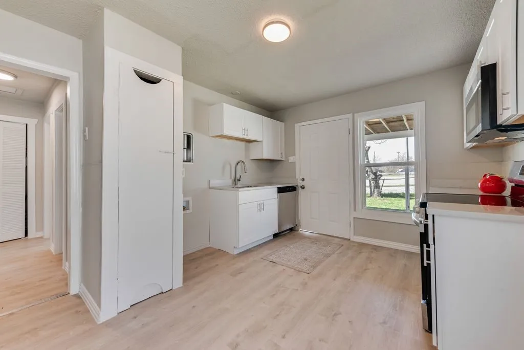 Single Family Residence For Sale in Tarrant County , 5074 Mayfair Street, Fort Worth, Texas 76116, 2 Bedroom, 1 Bathroom, Garage spaces, 799 Sqft, built in 1956, mls#21306438, Real Estate Agent in Fort Worth, Homes For Sale in Tarrant county, Homes For Sale in Fort Worth, Realtor in Fort Worth Texas, Real Estate Brokerage Independent Realty Texas, Luminita Cordes Realtor
