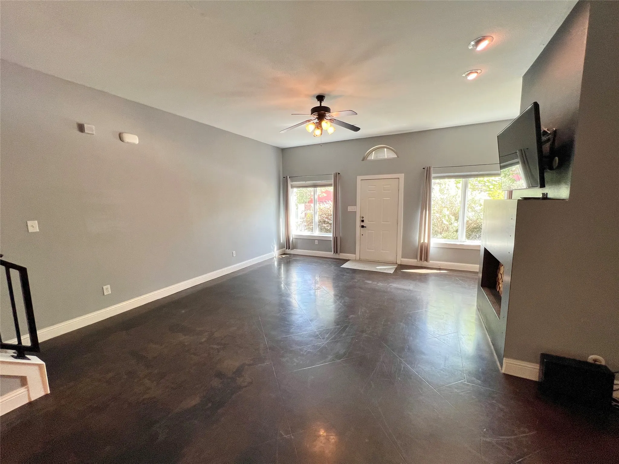 Townhouse For Rent in Dallas County , 1813 S Ervay Street, Dallas, Texas 75215, 2 Bedroom, 2 Bathroom, 2 Garage spaces, 1,608 Sqft, built in 2007, mls#21306467, Real Estate Agent in Dallas, Homes For Rent in Dallas county, Homes For Rent in Dallas, Realtor in Dallas Texas, Real Estate Brokerage Independent Realty Texas, Luminita Cordes Realtor