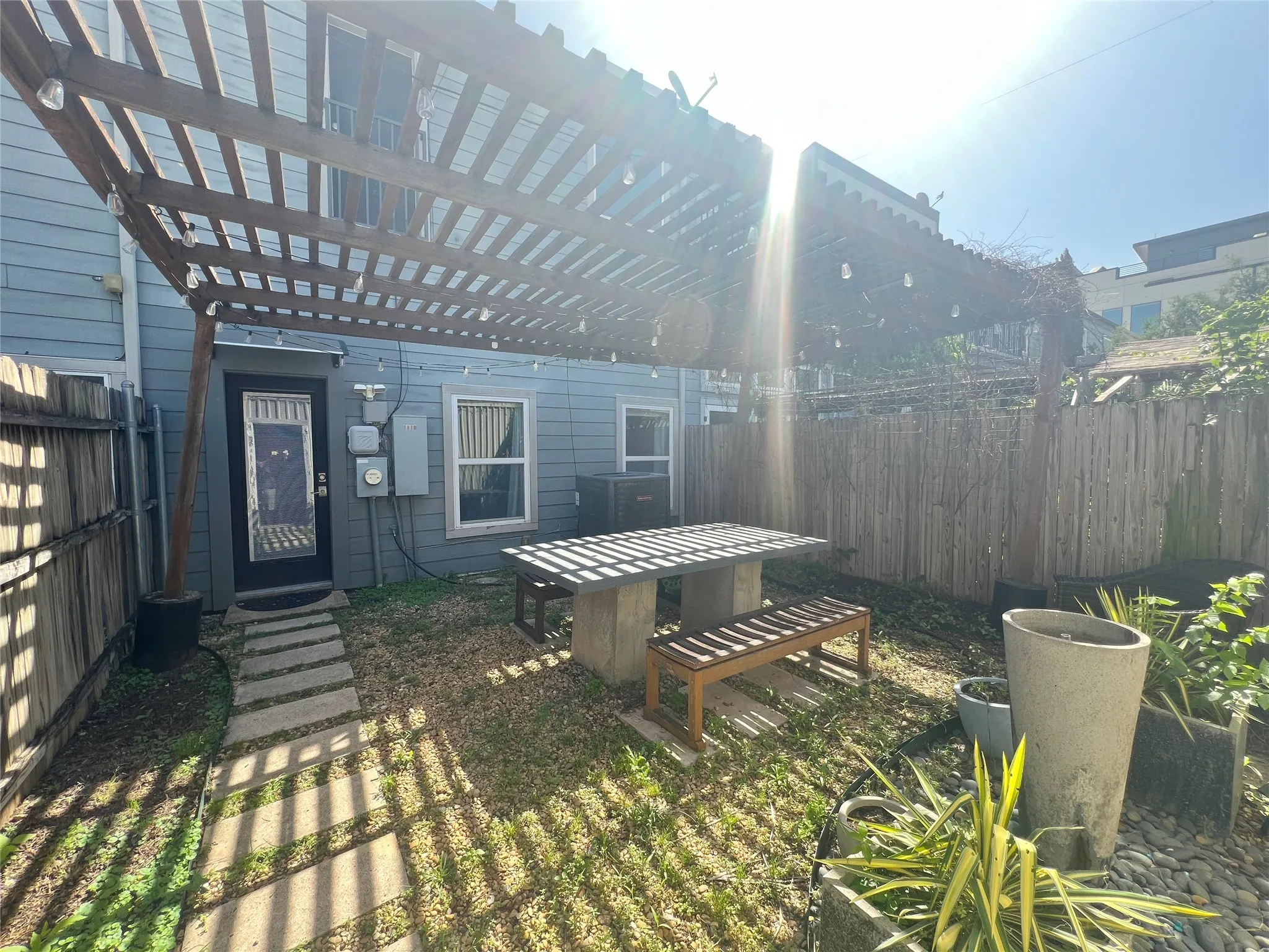 Townhouse For Rent in Dallas County , 1813 S Ervay Street, Dallas, Texas 75215, 2 Bedroom, 2 Bathroom, 2 Garage spaces, 1,608 Sqft, built in 2007, mls#21306467, Real Estate Agent in Dallas, Homes For Rent in Dallas county, Homes For Rent in Dallas, Realtor in Dallas Texas, Real Estate Brokerage Independent Realty Texas, Luminita Cordes Realtor