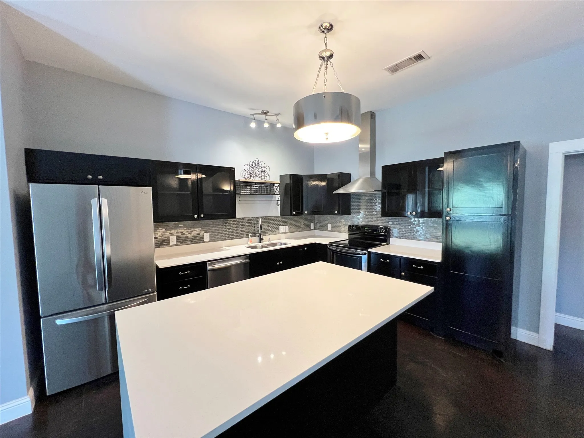 Townhouse For Rent in Dallas County , 1813 S Ervay Street, Dallas, Texas 75215, 2 Bedroom, 2 Bathroom, 2 Garage spaces, 1,608 Sqft, built in 2007, mls#21306467, Real Estate Agent in Dallas, Homes For Rent in Dallas county, Homes For Rent in Dallas, Realtor in Dallas Texas, Real Estate Brokerage Independent Realty Texas, Luminita Cordes Realtor
