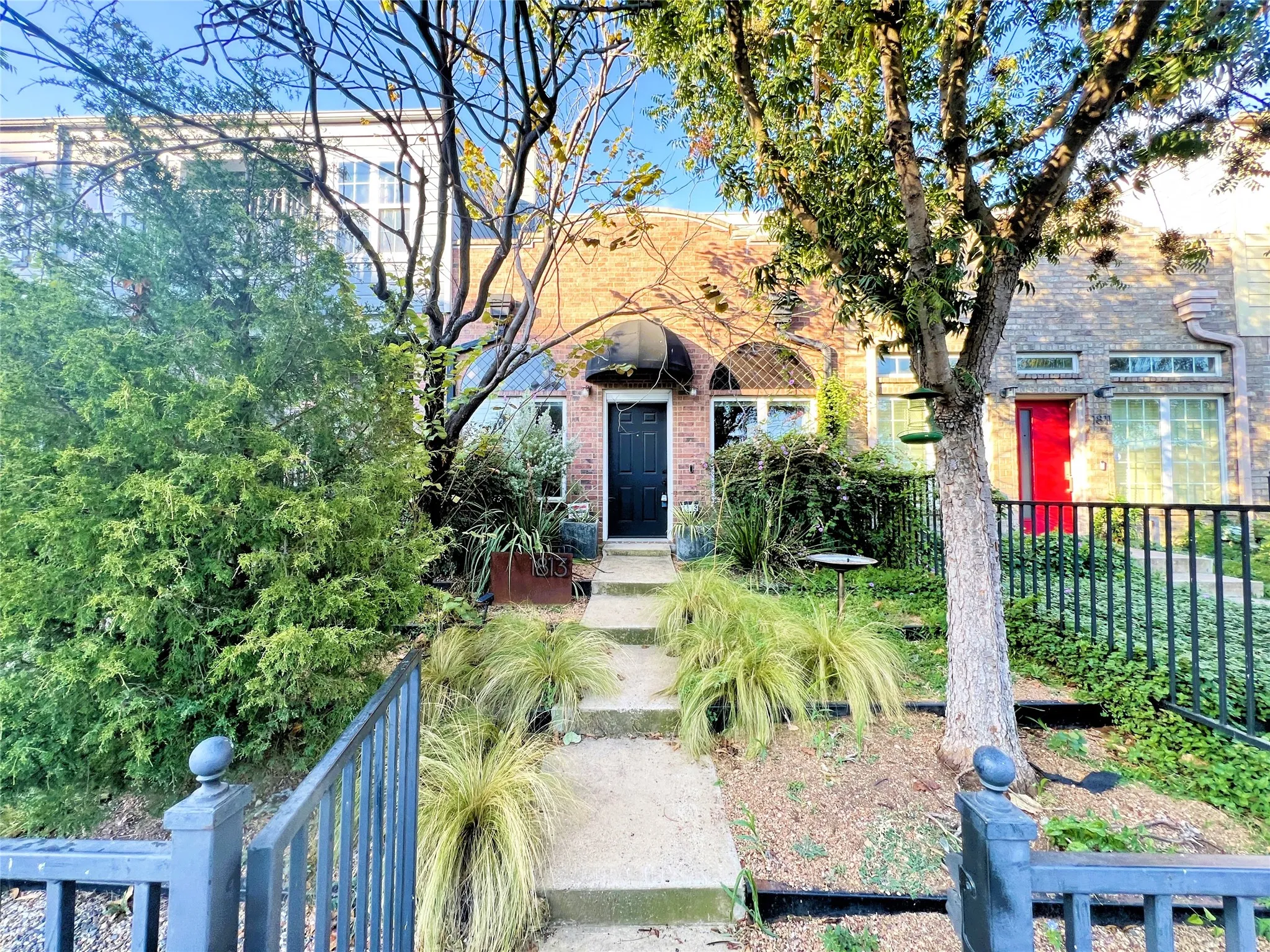 Townhouse For Rent in Dallas County , 1813 S Ervay Street, Dallas, Texas 75215, 2 Bedroom, 2 Bathroom, 2 Garage spaces, 1,608 Sqft, built in 2007, mls#21306467, Real Estate Agent in Dallas, Homes For Rent in Dallas county, Homes For Rent in Dallas, Realtor in Dallas Texas, Real Estate Brokerage Independent Realty Texas, Luminita Cordes Realtor