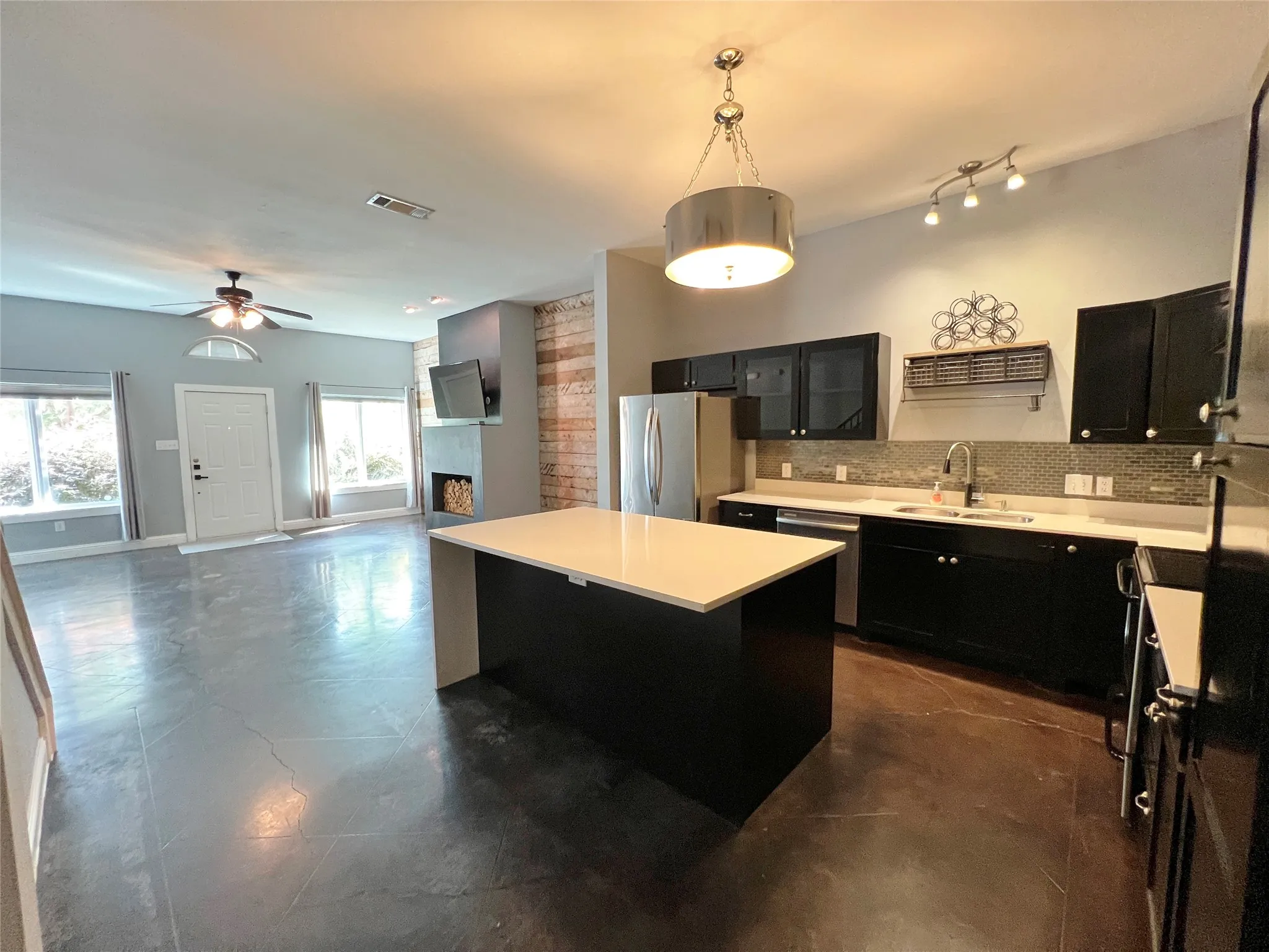 Townhouse For Rent in Dallas County , 1813 S Ervay Street, Dallas, Texas 75215, 2 Bedroom, 2 Bathroom, 2 Garage spaces, 1,608 Sqft, built in 2007, mls#21306467, Real Estate Agent in Dallas, Homes For Rent in Dallas county, Homes For Rent in Dallas, Realtor in Dallas Texas, Real Estate Brokerage Independent Realty Texas, Luminita Cordes Realtor