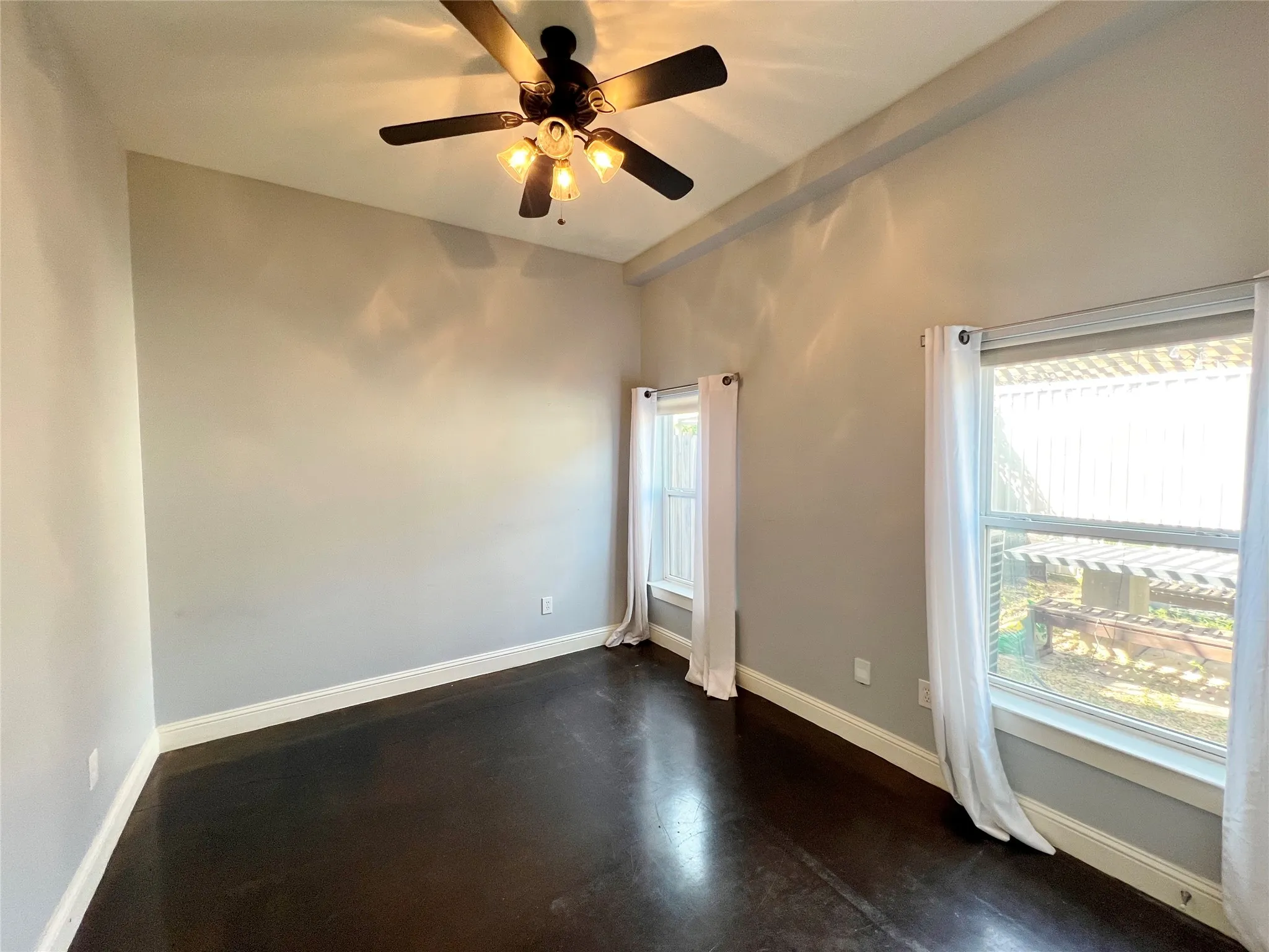 Townhouse For Rent in Dallas County , 1813 S Ervay Street, Dallas, Texas 75215, 2 Bedroom, 2 Bathroom, 2 Garage spaces, 1,608 Sqft, built in 2007, mls#21306467, Real Estate Agent in Dallas, Homes For Rent in Dallas county, Homes For Rent in Dallas, Realtor in Dallas Texas, Real Estate Brokerage Independent Realty Texas, Luminita Cordes Realtor
