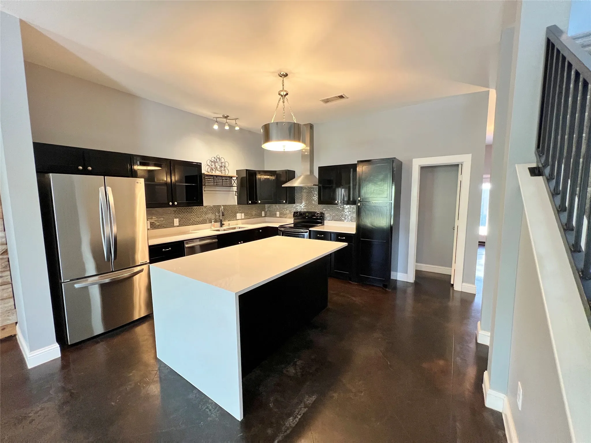 Townhouse For Rent in Dallas County , 1813 S Ervay Street, Dallas, Texas 75215, 2 Bedroom, 2 Bathroom, 2 Garage spaces, 1,608 Sqft, built in 2007, mls#21306467, Real Estate Agent in Dallas, Homes For Rent in Dallas county, Homes For Rent in Dallas, Realtor in Dallas Texas, Real Estate Brokerage Independent Realty Texas, Luminita Cordes Realtor