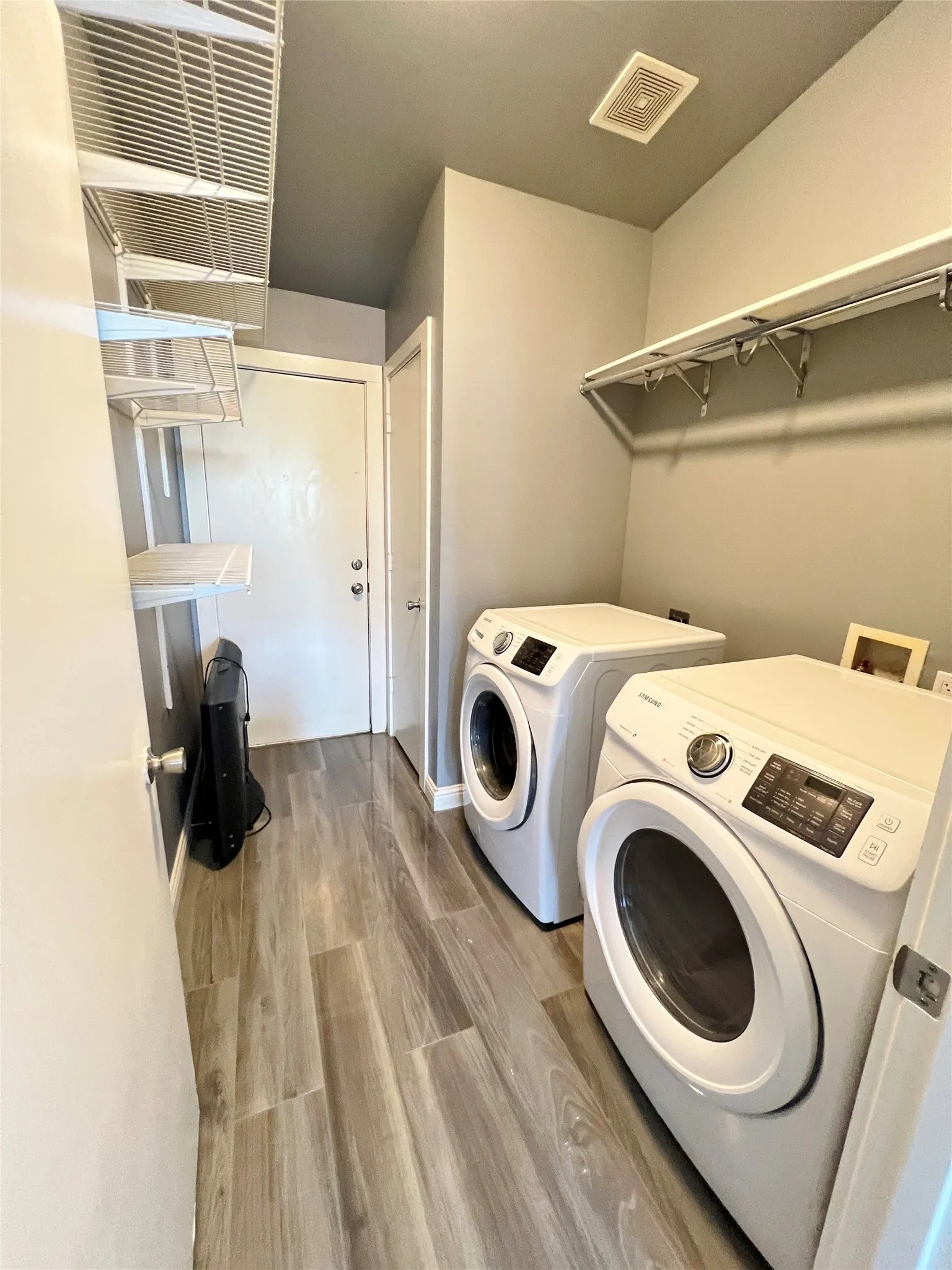 Townhouse For Rent in Dallas County , 1813 S Ervay Street, Dallas, Texas 75215, 2 Bedroom, 2 Bathroom, 2 Garage spaces, 1,608 Sqft, built in 2007, mls#21306467, Real Estate Agent in Dallas, Homes For Rent in Dallas county, Homes For Rent in Dallas, Realtor in Dallas Texas, Real Estate Brokerage Independent Realty Texas, Luminita Cordes Realtor