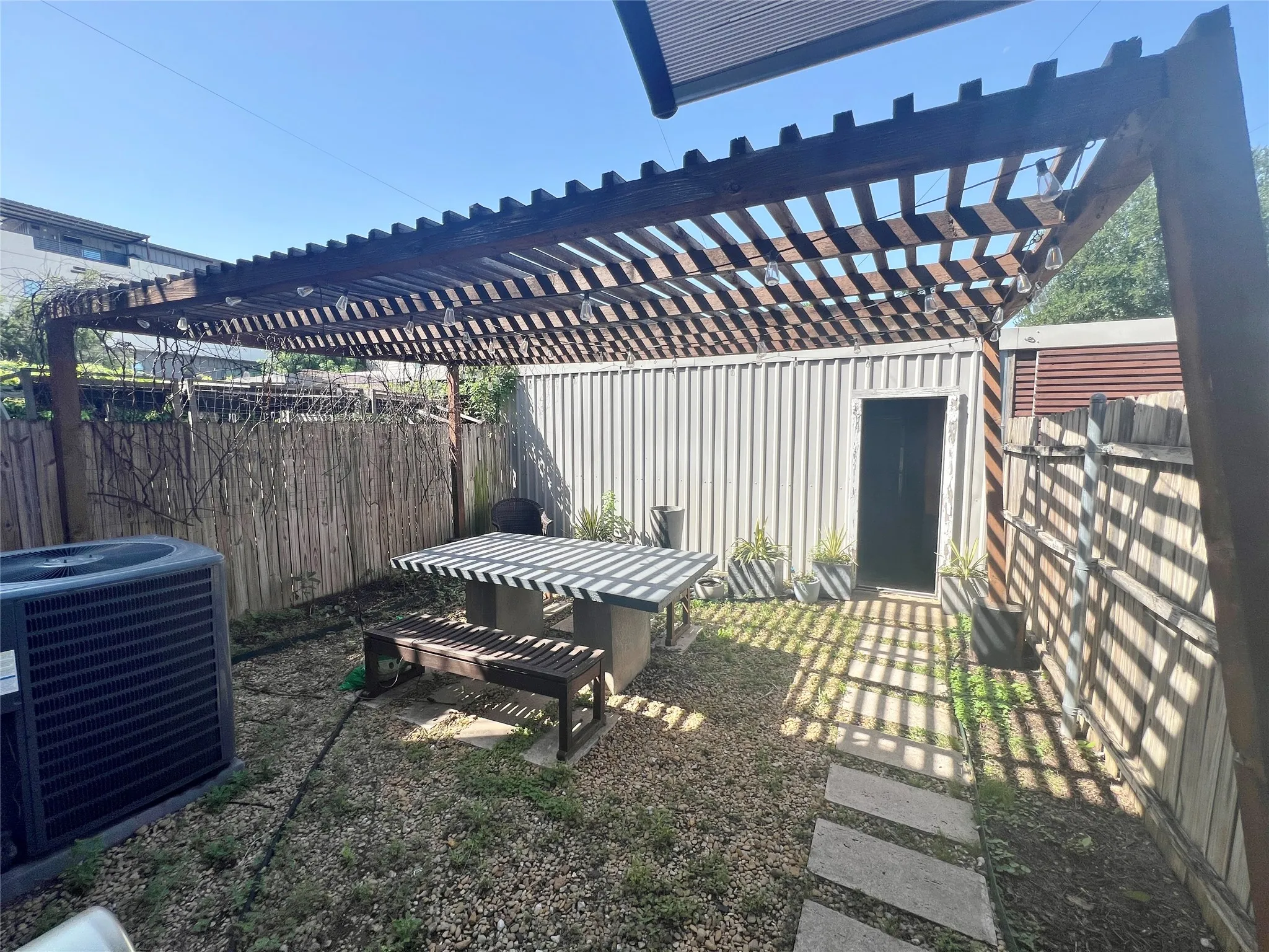 Townhouse For Rent in Dallas County , 1813 S Ervay Street, Dallas, Texas 75215, 2 Bedroom, 2 Bathroom, 2 Garage spaces, 1,608 Sqft, built in 2007, mls#21306467, Real Estate Agent in Dallas, Homes For Rent in Dallas county, Homes For Rent in Dallas, Realtor in Dallas Texas, Real Estate Brokerage Independent Realty Texas, Luminita Cordes Realtor