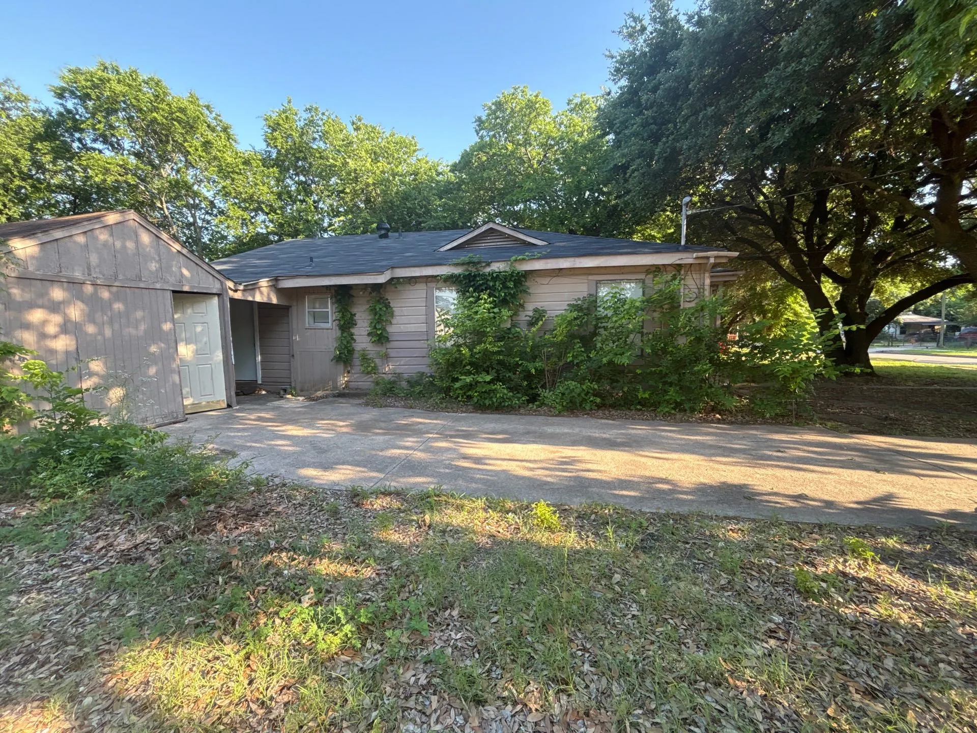 Single Family Residence For Sale in Dallas County , 2934 Kirven Street, Dallas, Texas 75227, 3 Bedrooms, 2 Bathrooms, 1 Garage spaces, 1,120 Sqft, built in 1950, Price $197,500, mls#21276518, Real Estate Agent in Dallas, Homes For Sale in Dallas county, Homes For Sale in Dallas, Realtor in Dallas Texas, Real Estate Brokerage Independent Realty Texas, Luminita Cordes Realtor