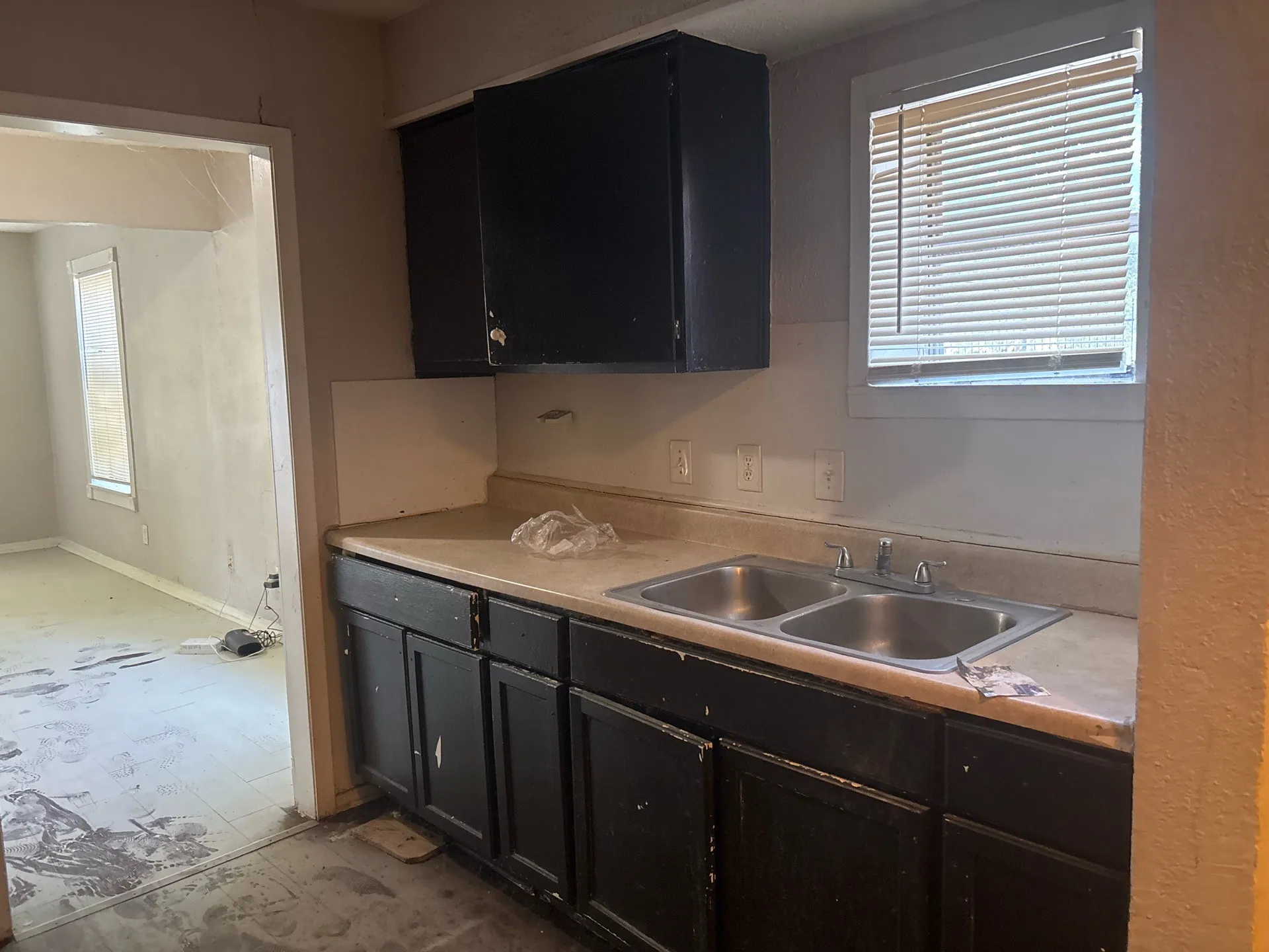 Single Family Residence For Sale in Dallas County , 2934 Kirven Street, Dallas, Texas 75227, 3 Bedrooms, 2 Bathrooms, 1 Garage spaces, 1,120 Sqft, built in 1950, Price $197,500, mls#21276518, Real Estate Agent in Dallas, Homes For Sale in Dallas county, Homes For Sale in Dallas, Realtor in Dallas Texas, Real Estate Brokerage Independent Realty Texas, Luminita Cordes Realtor