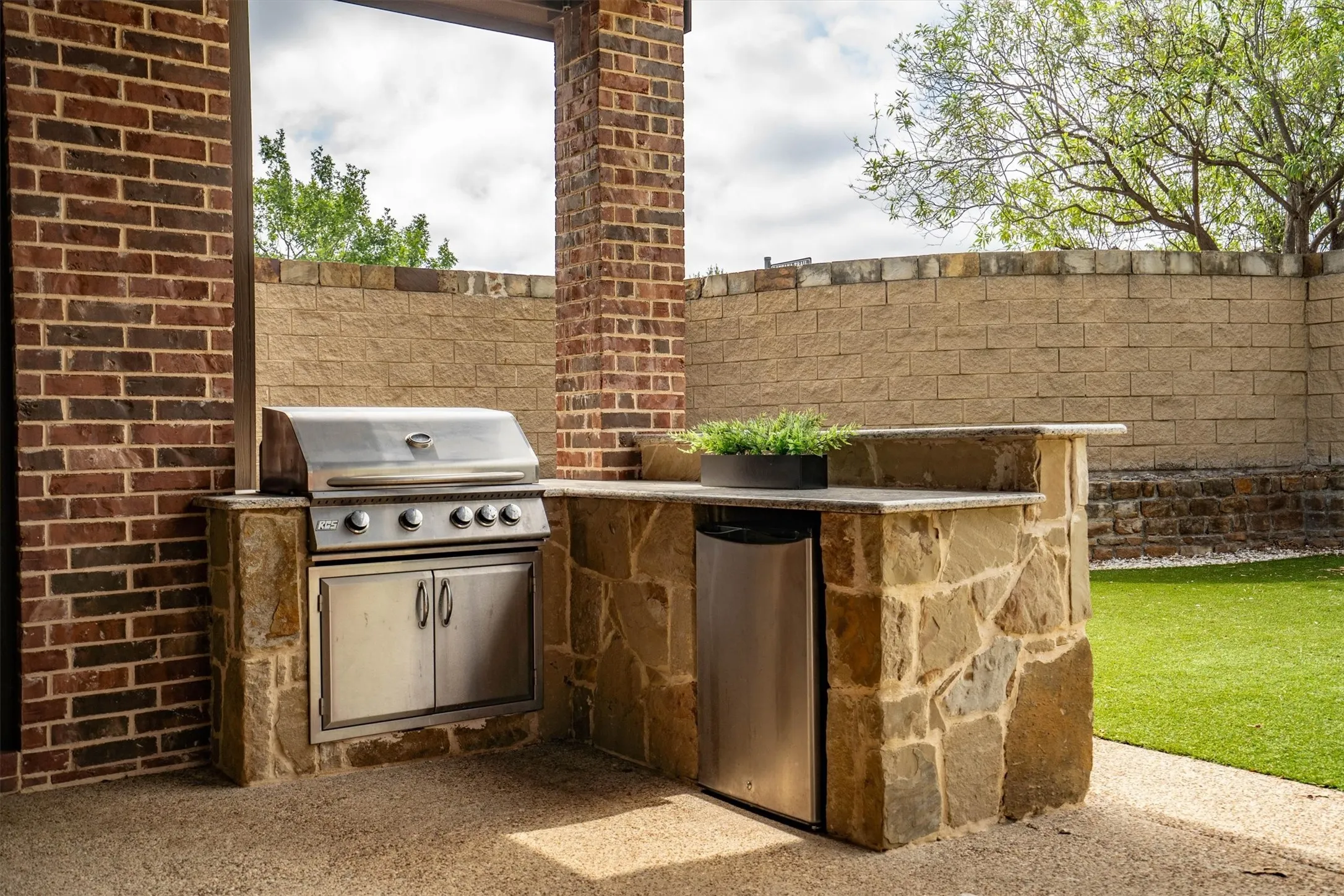 Single Family Residence For Sale in Denton County , 1148 Grant Avenue, Lantana, Texas 76226, 5 Bedroom, 3 Bathroom, 2 Garage spaces, 3,616 Sqft, built in 2013, mls#21299858, Real Estate Agent in Lantana, Homes For Sale in Denton county, Homes For Sale in Lantana, Realtor in Lantana Texas, Real Estate Brokerage Independent Realty Texas, Luminita Cordes Realtor