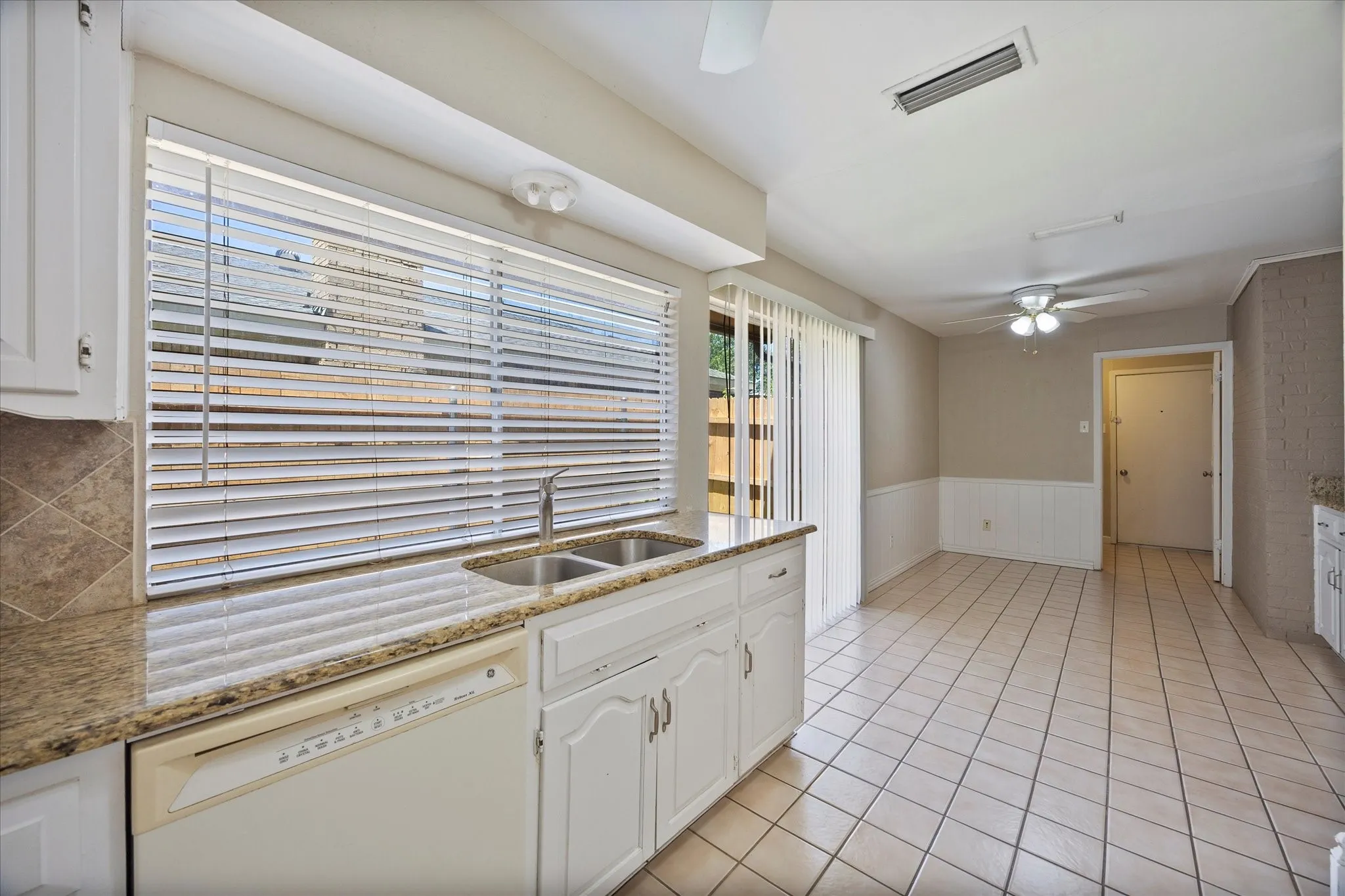 Single Family Residence For Rent in Dallas County , 2413 Village Green Drive, Garland, Texas 75044, 3 Bedroom, 2 Bathroom, 2 Garage spaces, 1,636 Sqft, built in 1974, mls#21306479, Real Estate Agent in Garland, Homes For Rent in Dallas county, Homes For Rent in Garland, Realtor in Garland Texas, Real Estate Brokerage Independent Realty Texas, Luminita Cordes Realtor