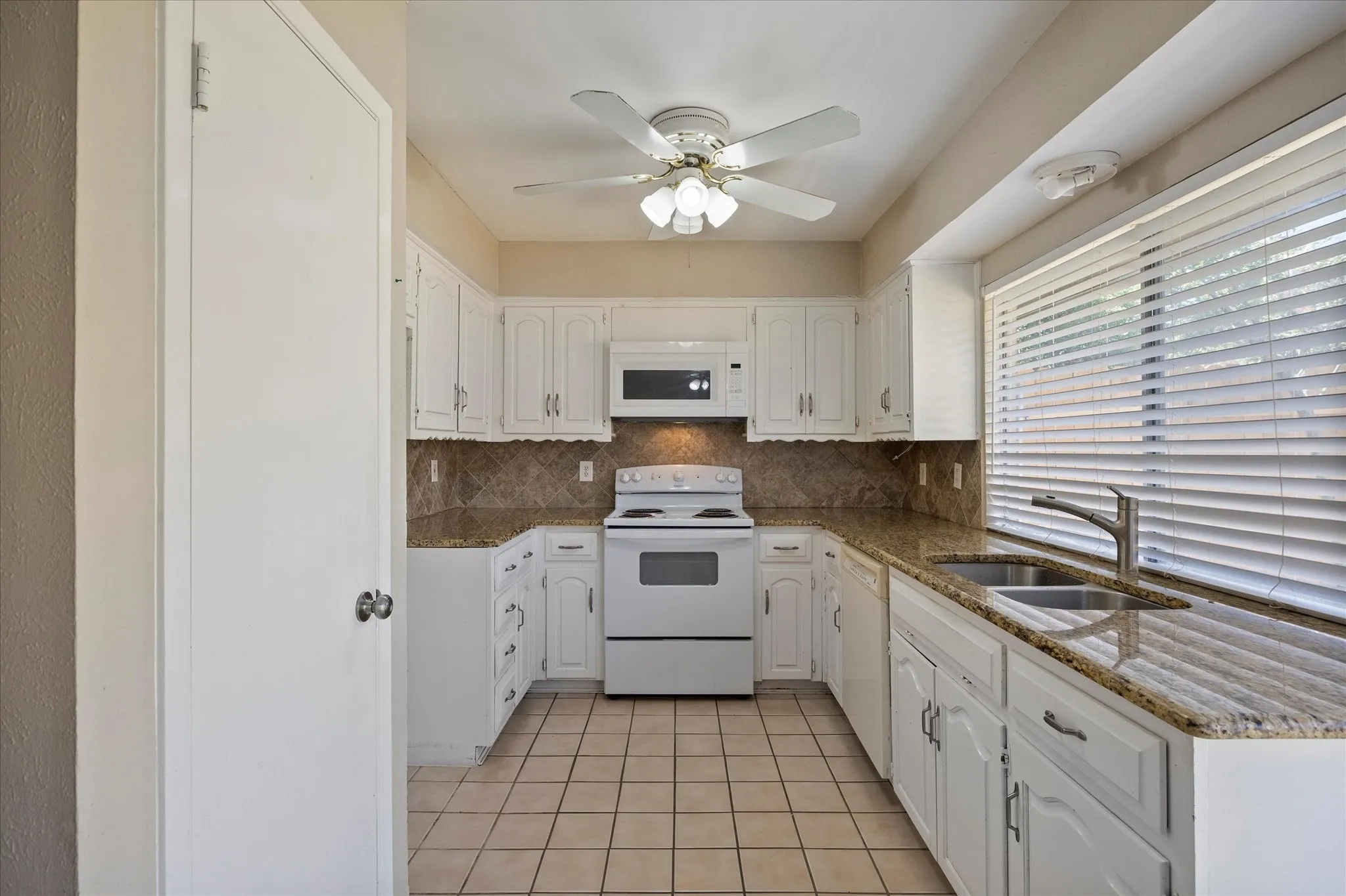 Single Family Residence For Rent in Dallas County , 2413 Village Green Drive, Garland, Texas 75044, 3 Bedroom, 2 Bathroom, 2 Garage spaces, 1,636 Sqft, built in 1974, mls#21306479, Real Estate Agent in Garland, Homes For Rent in Dallas county, Homes For Rent in Garland, Realtor in Garland Texas, Real Estate Brokerage Independent Realty Texas, Luminita Cordes Realtor