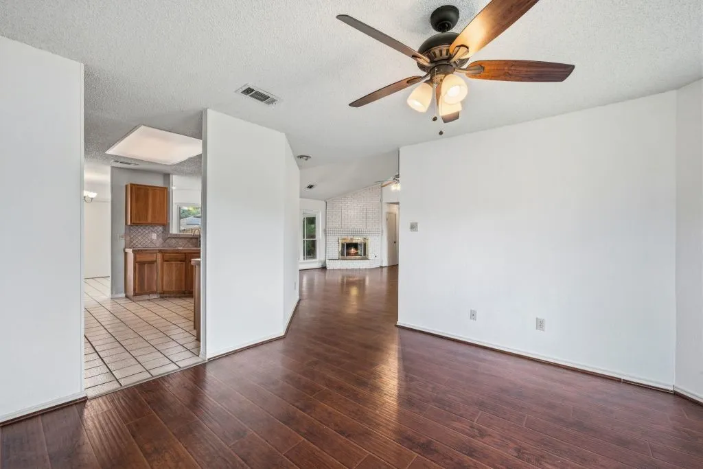 Single Family Residence For Sale in Denton County , 2008 Rochelle Lane, Carrollton, Texas 75007, 3 Bedroom, 2 Bathroom, 2 Garage spaces, 1,761 Sqft, built in 1984, mls#21306510, Real Estate Agent in Carrollton, Homes For Sale in Denton county, Homes For Sale in Carrollton, Realtor in Carrollton Texas, Real Estate Brokerage Independent Realty Texas, Luminita Cordes Realtor