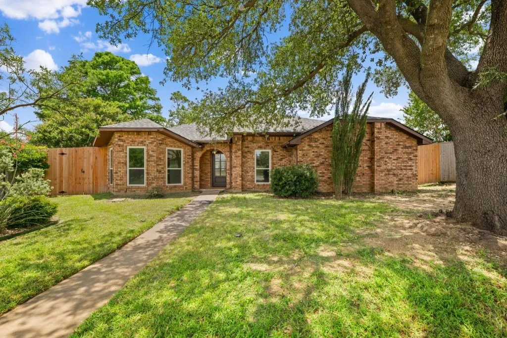 Single Family Residence For Sale in Denton County , 2008 Rochelle Lane, Carrollton, Texas 75007, 3 Bedroom, 2 Bathroom, 2 Garage spaces, 1,761 Sqft, built in 1984, mls#21306510, Real Estate Agent in Carrollton, Homes For Sale in Denton county, Homes For Sale in Carrollton, Realtor in Carrollton Texas, Real Estate Brokerage Independent Realty Texas, Luminita Cordes Realtor