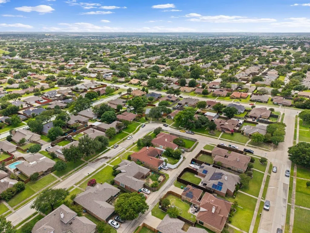Single Family Residence For Sale in Denton County , 2008 Rochelle Lane, Carrollton, Texas 75007, 3 Bedroom, 2 Bathroom, 2 Garage spaces, 1,761 Sqft, built in 1984, mls#21306510, Real Estate Agent in Carrollton, Homes For Sale in Denton county, Homes For Sale in Carrollton, Realtor in Carrollton Texas, Real Estate Brokerage Independent Realty Texas, Luminita Cordes Realtor