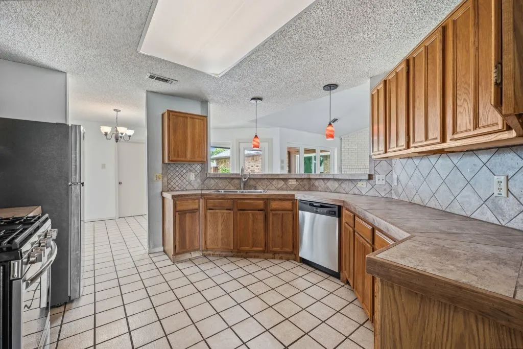 Single Family Residence For Sale in Denton County , 2008 Rochelle Lane, Carrollton, Texas 75007, 3 Bedroom, 2 Bathroom, 2 Garage spaces, 1,761 Sqft, built in 1984, mls#21306510, Real Estate Agent in Carrollton, Homes For Sale in Denton county, Homes For Sale in Carrollton, Realtor in Carrollton Texas, Real Estate Brokerage Independent Realty Texas, Luminita Cordes Realtor