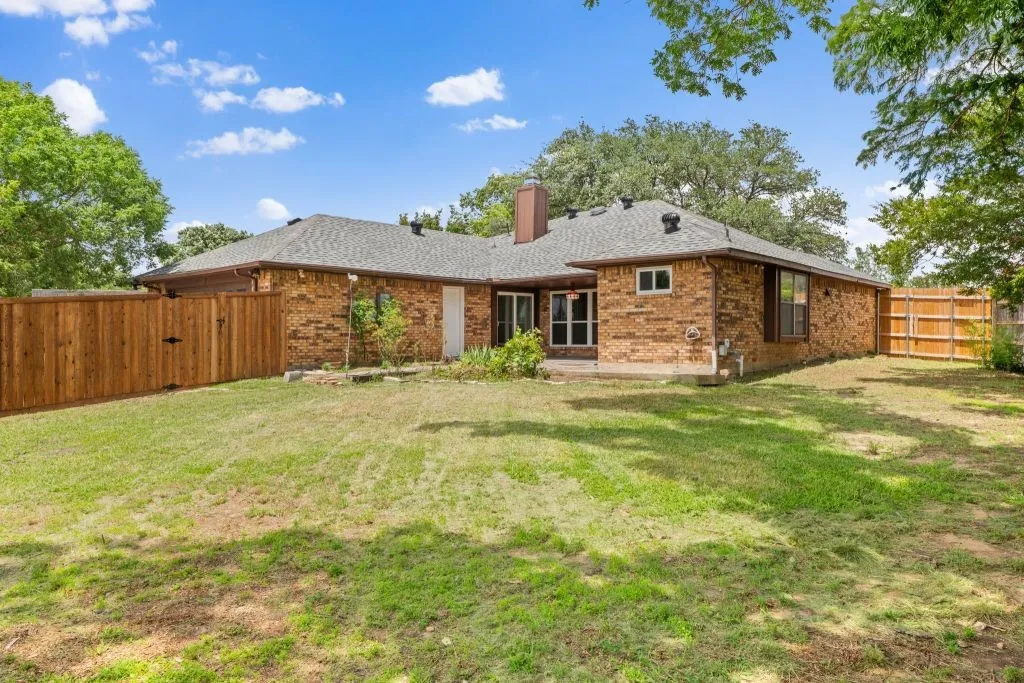 Single Family Residence For Sale in Denton County , 2008 Rochelle Lane, Carrollton, Texas 75007, 3 Bedroom, 2 Bathroom, 2 Garage spaces, 1,761 Sqft, built in 1984, mls#21306510, Real Estate Agent in Carrollton, Homes For Sale in Denton county, Homes For Sale in Carrollton, Realtor in Carrollton Texas, Real Estate Brokerage Independent Realty Texas, Luminita Cordes Realtor