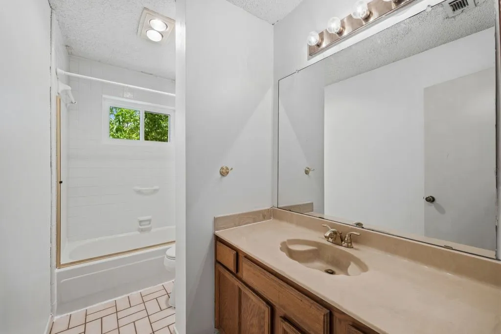 Single Family Residence For Sale in Denton County , 2008 Rochelle Lane, Carrollton, Texas 75007, 3 Bedroom, 2 Bathroom, 2 Garage spaces, 1,761 Sqft, built in 1984, mls#21306510, Real Estate Agent in Carrollton, Homes For Sale in Denton county, Homes For Sale in Carrollton, Realtor in Carrollton Texas, Real Estate Brokerage Independent Realty Texas, Luminita Cordes Realtor
