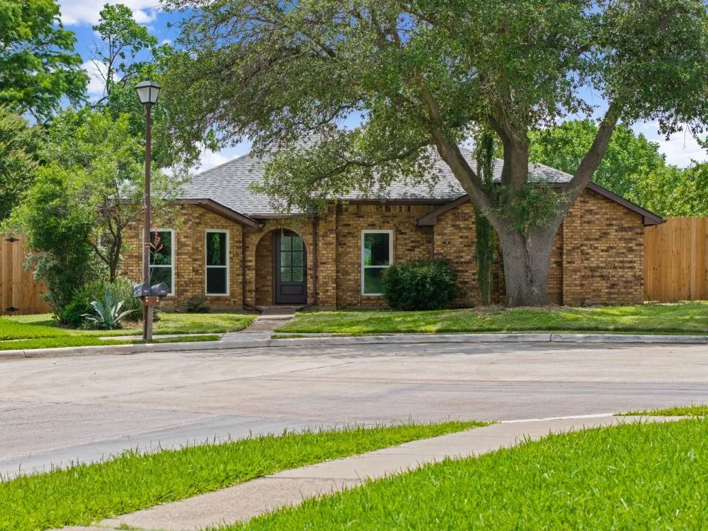 Single Family Residence For Sale in Denton County , 2008 Rochelle Lane, Carrollton, Texas 75007, 3 Bedroom, 2 Bathroom, 2 Garage spaces, 1,761 Sqft, built in 1984, mls#21306510, Real Estate Agent in Carrollton, Homes For Sale in Denton county, Homes For Sale in Carrollton, Realtor in Carrollton Texas, Real Estate Brokerage Independent Realty Texas, Luminita Cordes Realtor