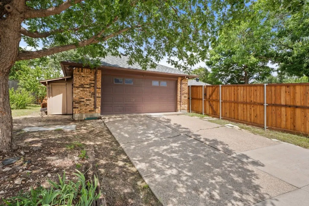 Single Family Residence For Sale in Denton County , 2008 Rochelle Lane, Carrollton, Texas 75007, 3 Bedroom, 2 Bathroom, 2 Garage spaces, 1,761 Sqft, built in 1984, mls#21306510, Real Estate Agent in Carrollton, Homes For Sale in Denton county, Homes For Sale in Carrollton, Realtor in Carrollton Texas, Real Estate Brokerage Independent Realty Texas, Luminita Cordes Realtor