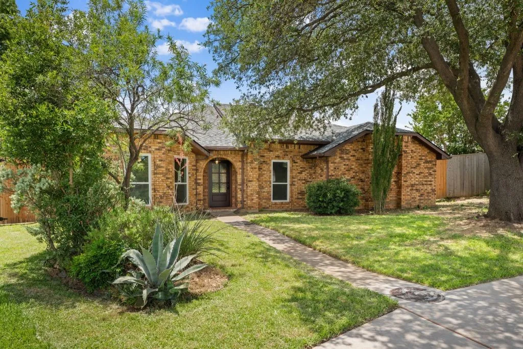 Single Family Residence For Sale in Denton County , 2008 Rochelle Lane, Carrollton, Texas 75007, 3 Bedroom, 2 Bathroom, 2 Garage spaces, 1,761 Sqft, built in 1984, mls#21306510, Real Estate Agent in Carrollton, Homes For Sale in Denton county, Homes For Sale in Carrollton, Realtor in Carrollton Texas, Real Estate Brokerage Independent Realty Texas, Luminita Cordes Realtor