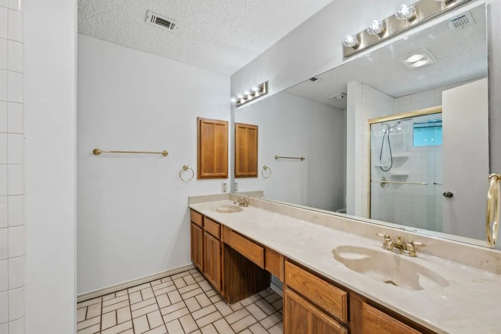 Single Family Residence For Sale in Denton County , 2008 Rochelle Lane, Carrollton, Texas 75007, 3 Bedroom, 2 Bathroom, 2 Garage spaces, 1,761 Sqft, built in 1984, mls#21306510, Real Estate Agent in Carrollton, Homes For Sale in Denton county, Homes For Sale in Carrollton, Realtor in Carrollton Texas, Real Estate Brokerage Independent Realty Texas, Luminita Cordes Realtor