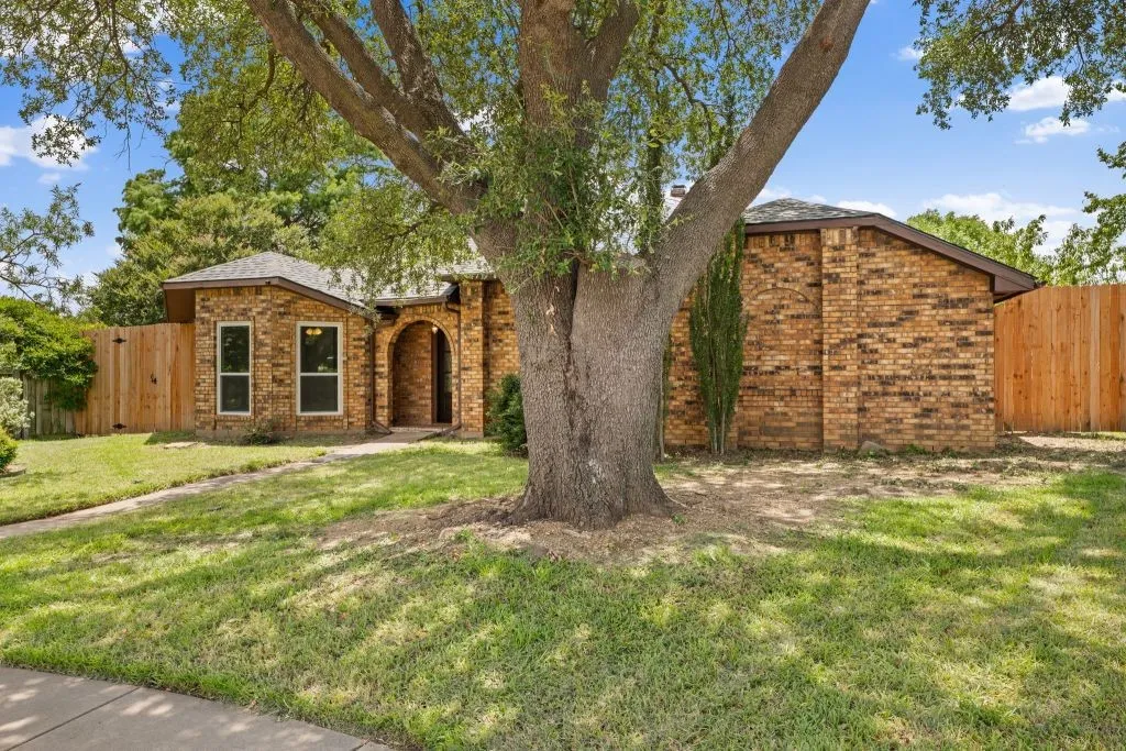 Single Family Residence For Sale in Denton County , 2008 Rochelle Lane, Carrollton, Texas 75007, 3 Bedroom, 2 Bathroom, 2 Garage spaces, 1,761 Sqft, built in 1984, mls#21306510, Real Estate Agent in Carrollton, Homes For Sale in Denton county, Homes For Sale in Carrollton, Realtor in Carrollton Texas, Real Estate Brokerage Independent Realty Texas, Luminita Cordes Realtor