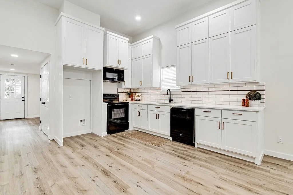 Single Family Residence For Sale in Johnson County , 904 S Anglin Street, Cleburne, Texas 76031, 3 Bedroom, 3 Bathroom, Garage spaces, 1,800 Sqft, built in 1940, mls#21304111, Real Estate Agent in Cleburne, Homes For Sale in Johnson county, Homes For Sale in Cleburne, Realtor in Cleburne Texas, Real Estate Brokerage Independent Realty Texas, Luminita Cordes Realtor