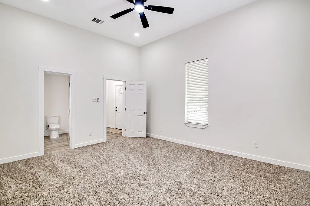 Single Family Residence For Sale in Johnson County , 904 S Anglin Street, Cleburne, Texas 76031, 3 Bedroom, 3 Bathroom, Garage spaces, 1,800 Sqft, built in 1940, mls#21304111, Real Estate Agent in Cleburne, Homes For Sale in Johnson county, Homes For Sale in Cleburne, Realtor in Cleburne Texas, Real Estate Brokerage Independent Realty Texas, Luminita Cordes Realtor