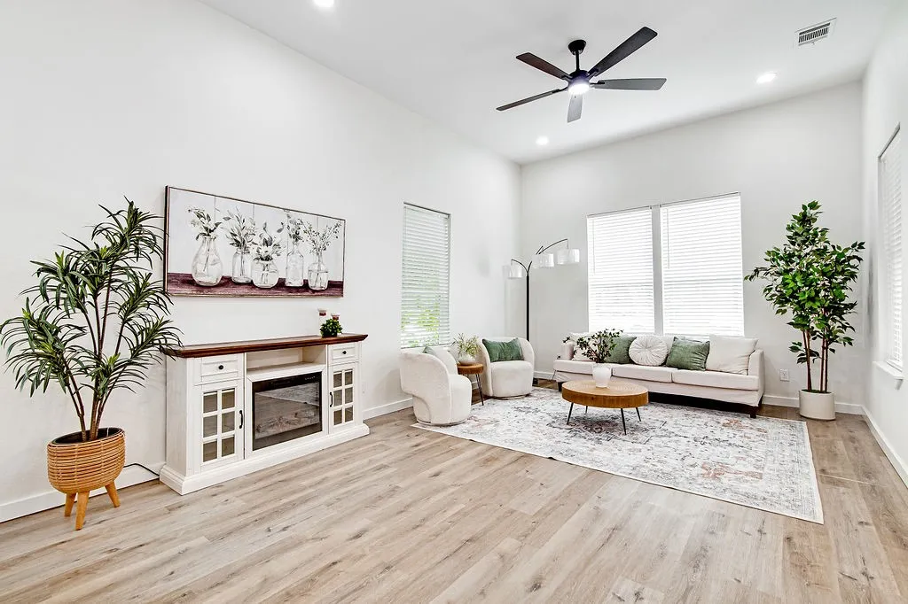 Single Family Residence For Sale in Johnson County , 904 S Anglin Street, Cleburne, Texas 76031, 3 Bedroom, 3 Bathroom, Garage spaces, 1,800 Sqft, built in 1940, mls#21304111, Real Estate Agent in Cleburne, Homes For Sale in Johnson county, Homes For Sale in Cleburne, Realtor in Cleburne Texas, Real Estate Brokerage Independent Realty Texas, Luminita Cordes Realtor