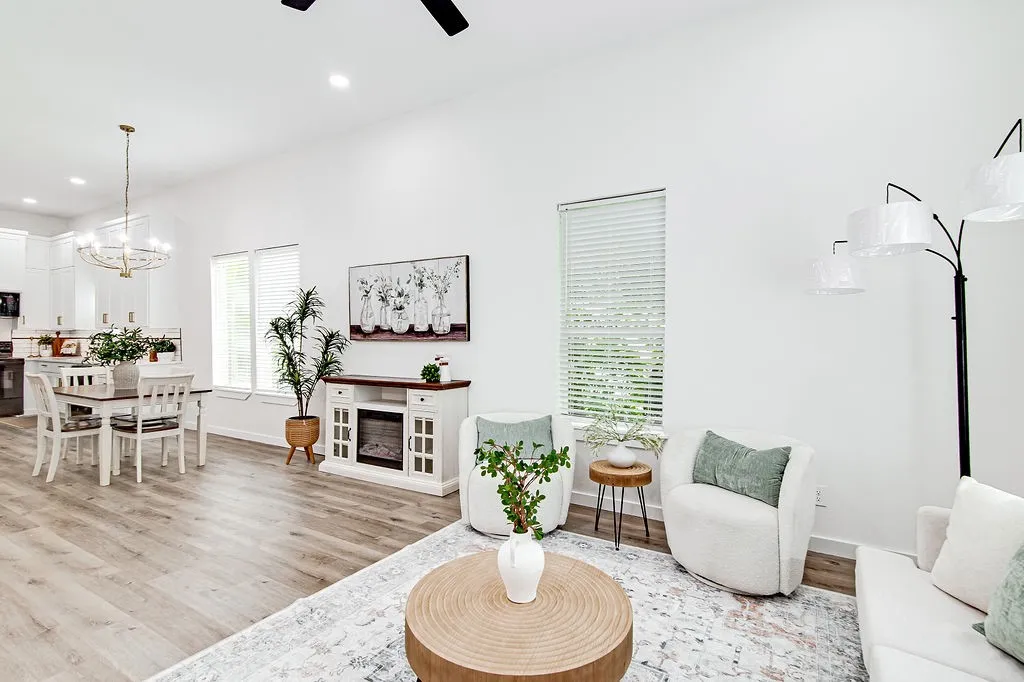 Single Family Residence For Sale in Johnson County , 904 S Anglin Street, Cleburne, Texas 76031, 3 Bedroom, 3 Bathroom, Garage spaces, 1,800 Sqft, built in 1940, mls#21304111, Real Estate Agent in Cleburne, Homes For Sale in Johnson county, Homes For Sale in Cleburne, Realtor in Cleburne Texas, Real Estate Brokerage Independent Realty Texas, Luminita Cordes Realtor