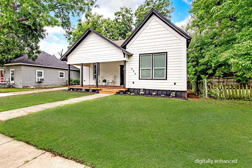 Single Family Residence For Sale in Johnson County , 904 S Anglin Street, Cleburne, Texas 76031, 3 Bedroom, 3 Bathroom, Garage spaces, 1,800 Sqft, built in 1940, mls#21304111, Real Estate Agent in Cleburne, Homes For Sale in Johnson county, Homes For Sale in Cleburne, Realtor in Cleburne Texas, Real Estate Brokerage Independent Realty Texas, Luminita Cordes Realtor