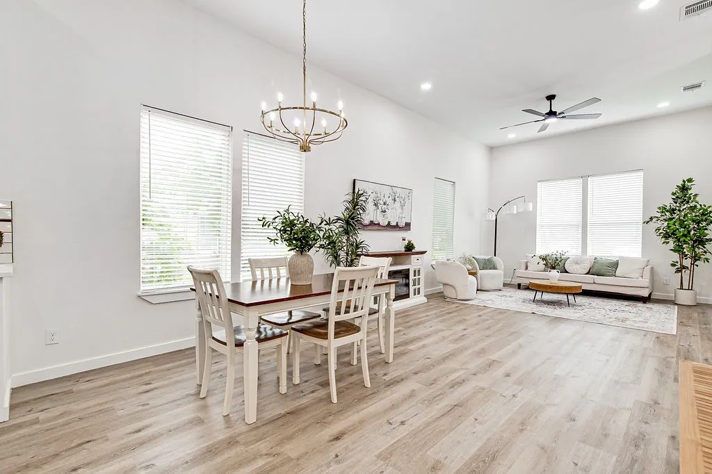 Single Family Residence For Sale in Johnson County , 904 S Anglin Street, Cleburne, Texas 76031, 3 Bedroom, 3 Bathroom, Garage spaces, 1,800 Sqft, built in 1940, mls#21304111, Real Estate Agent in Cleburne, Homes For Sale in Johnson county, Homes For Sale in Cleburne, Realtor in Cleburne Texas, Real Estate Brokerage Independent Realty Texas, Luminita Cordes Realtor