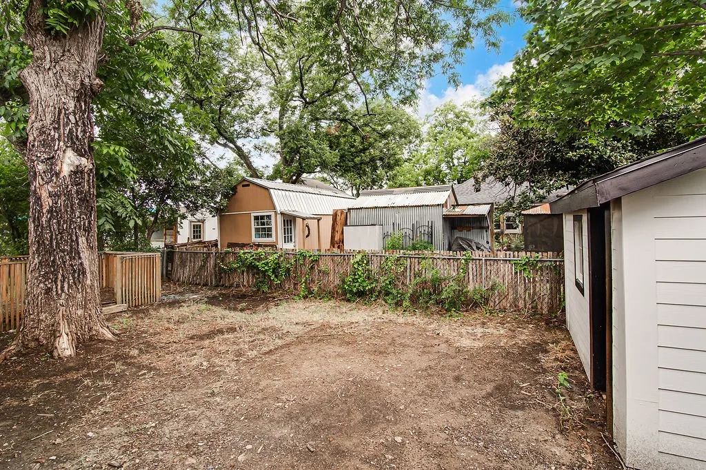 Single Family Residence For Sale in Johnson County , 904 S Anglin Street, Cleburne, Texas 76031, 3 Bedroom, 3 Bathroom, Garage spaces, 1,800 Sqft, built in 1940, mls#21304111, Real Estate Agent in Cleburne, Homes For Sale in Johnson county, Homes For Sale in Cleburne, Realtor in Cleburne Texas, Real Estate Brokerage Independent Realty Texas, Luminita Cordes Realtor