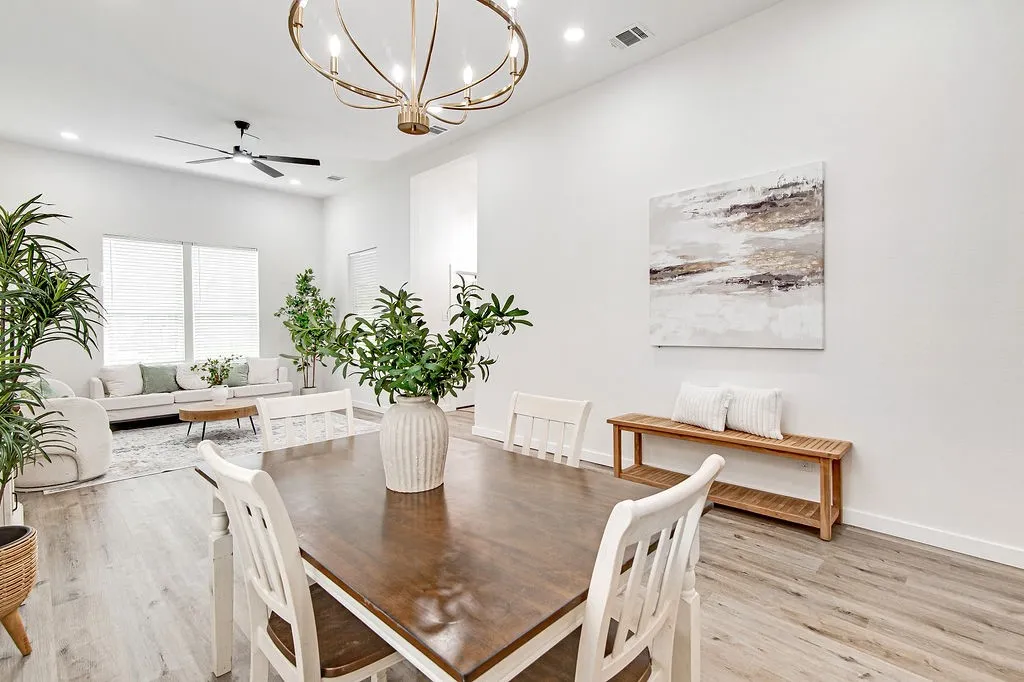 Single Family Residence For Sale in Johnson County , 904 S Anglin Street, Cleburne, Texas 76031, 3 Bedroom, 3 Bathroom, Garage spaces, 1,800 Sqft, built in 1940, mls#21304111, Real Estate Agent in Cleburne, Homes For Sale in Johnson county, Homes For Sale in Cleburne, Realtor in Cleburne Texas, Real Estate Brokerage Independent Realty Texas, Luminita Cordes Realtor