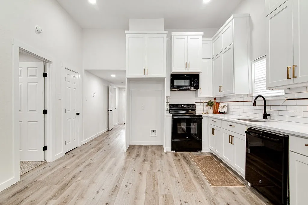 Single Family Residence For Sale in Johnson County , 904 S Anglin Street, Cleburne, Texas 76031, 3 Bedroom, 3 Bathroom, Garage spaces, 1,800 Sqft, built in 1940, mls#21304111, Real Estate Agent in Cleburne, Homes For Sale in Johnson county, Homes For Sale in Cleburne, Realtor in Cleburne Texas, Real Estate Brokerage Independent Realty Texas, Luminita Cordes Realtor