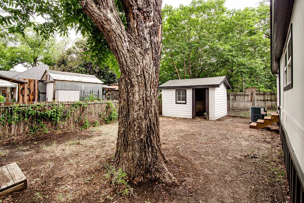 Single Family Residence For Sale in Johnson County , 904 S Anglin Street, Cleburne, Texas 76031, 3 Bedroom, 3 Bathroom, Garage spaces, 1,800 Sqft, built in 1940, mls#21304111, Real Estate Agent in Cleburne, Homes For Sale in Johnson county, Homes For Sale in Cleburne, Realtor in Cleburne Texas, Real Estate Brokerage Independent Realty Texas, Luminita Cordes Realtor
