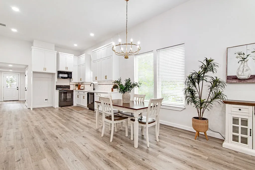 Single Family Residence For Sale in Johnson County , 904 S Anglin Street, Cleburne, Texas 76031, 3 Bedroom, 3 Bathroom, Garage spaces, 1,800 Sqft, built in 1940, mls#21304111, Real Estate Agent in Cleburne, Homes For Sale in Johnson county, Homes For Sale in Cleburne, Realtor in Cleburne Texas, Real Estate Brokerage Independent Realty Texas, Luminita Cordes Realtor