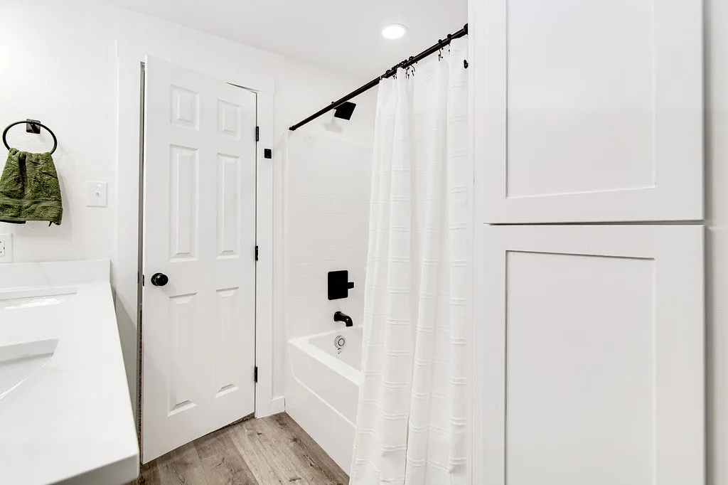 Single Family Residence For Sale in Johnson County , 904 S Anglin Street, Cleburne, Texas 76031, 3 Bedroom, 3 Bathroom, Garage spaces, 1,800 Sqft, built in 1940, mls#21304111, Real Estate Agent in Cleburne, Homes For Sale in Johnson county, Homes For Sale in Cleburne, Realtor in Cleburne Texas, Real Estate Brokerage Independent Realty Texas, Luminita Cordes Realtor