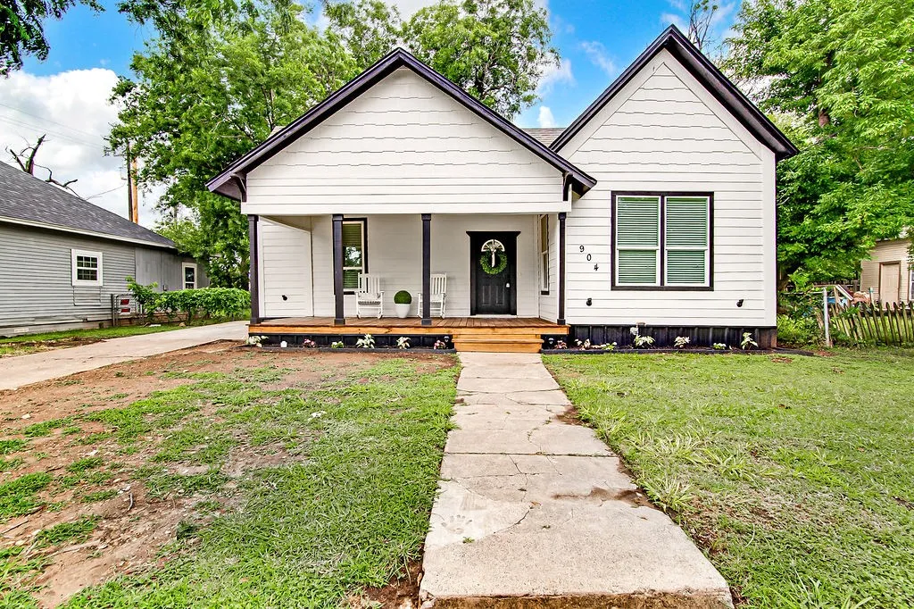 Single Family Residence For Sale in Johnson County , 904 S Anglin Street, Cleburne, Texas 76031, 3 Bedroom, 3 Bathroom, Garage spaces, 1,800 Sqft, built in 1940, mls#21304111, Real Estate Agent in Cleburne, Homes For Sale in Johnson county, Homes For Sale in Cleburne, Realtor in Cleburne Texas, Real Estate Brokerage Independent Realty Texas, Luminita Cordes Realtor