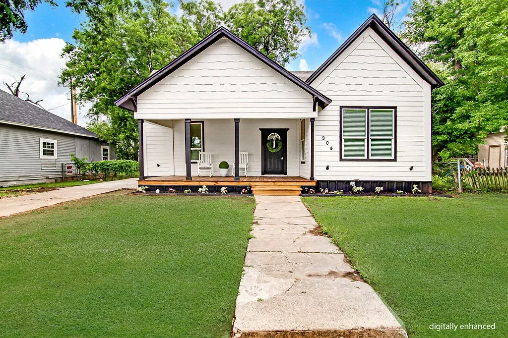 Single Family Residence For Sale in Johnson County , 904 S Anglin Street, Cleburne, Texas 76031, 3 Bedroom, 3 Bathroom, Garage spaces, 1,800 Sqft, built in 1940, mls#21304111, Real Estate Agent in Cleburne, Homes For Sale in Johnson county, Homes For Sale in Cleburne, Realtor in Cleburne Texas, Real Estate Brokerage Independent Realty Texas, Luminita Cordes Realtor