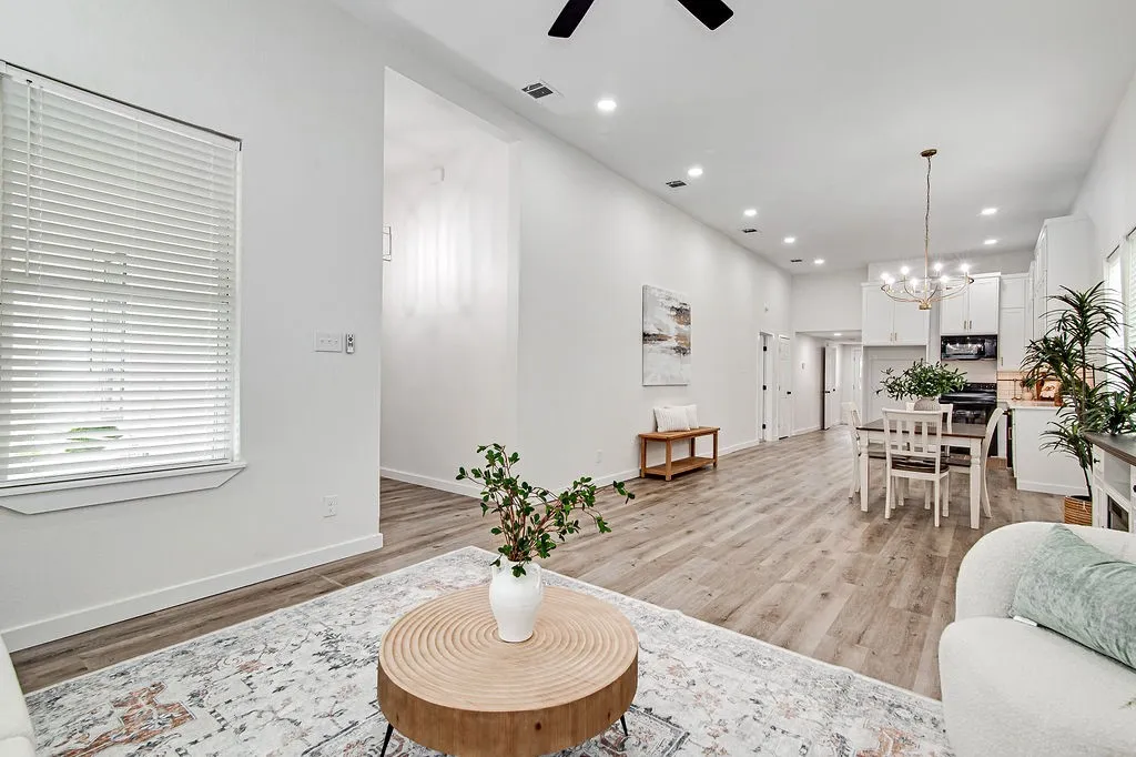 Single Family Residence For Sale in Johnson County , 904 S Anglin Street, Cleburne, Texas 76031, 3 Bedroom, 3 Bathroom, Garage spaces, 1,800 Sqft, built in 1940, mls#21304111, Real Estate Agent in Cleburne, Homes For Sale in Johnson county, Homes For Sale in Cleburne, Realtor in Cleburne Texas, Real Estate Brokerage Independent Realty Texas, Luminita Cordes Realtor