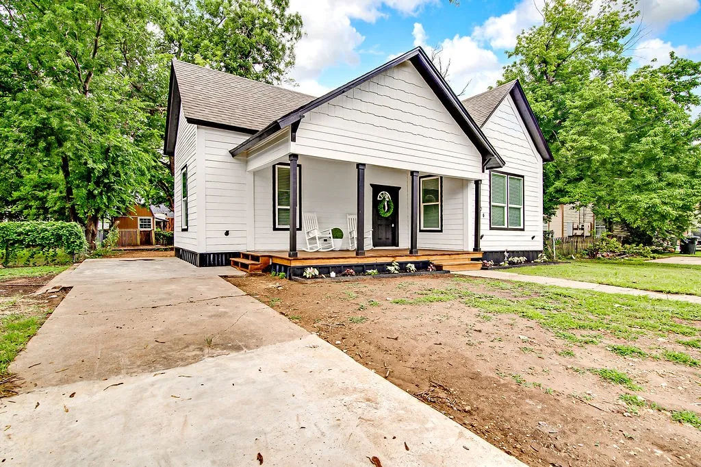 Single Family Residence For Sale in Johnson County , 904 S Anglin Street, Cleburne, Texas 76031, 3 Bedroom, 3 Bathroom, Garage spaces, 1,800 Sqft, built in 1940, mls#21304111, Real Estate Agent in Cleburne, Homes For Sale in Johnson county, Homes For Sale in Cleburne, Realtor in Cleburne Texas, Real Estate Brokerage Independent Realty Texas, Luminita Cordes Realtor