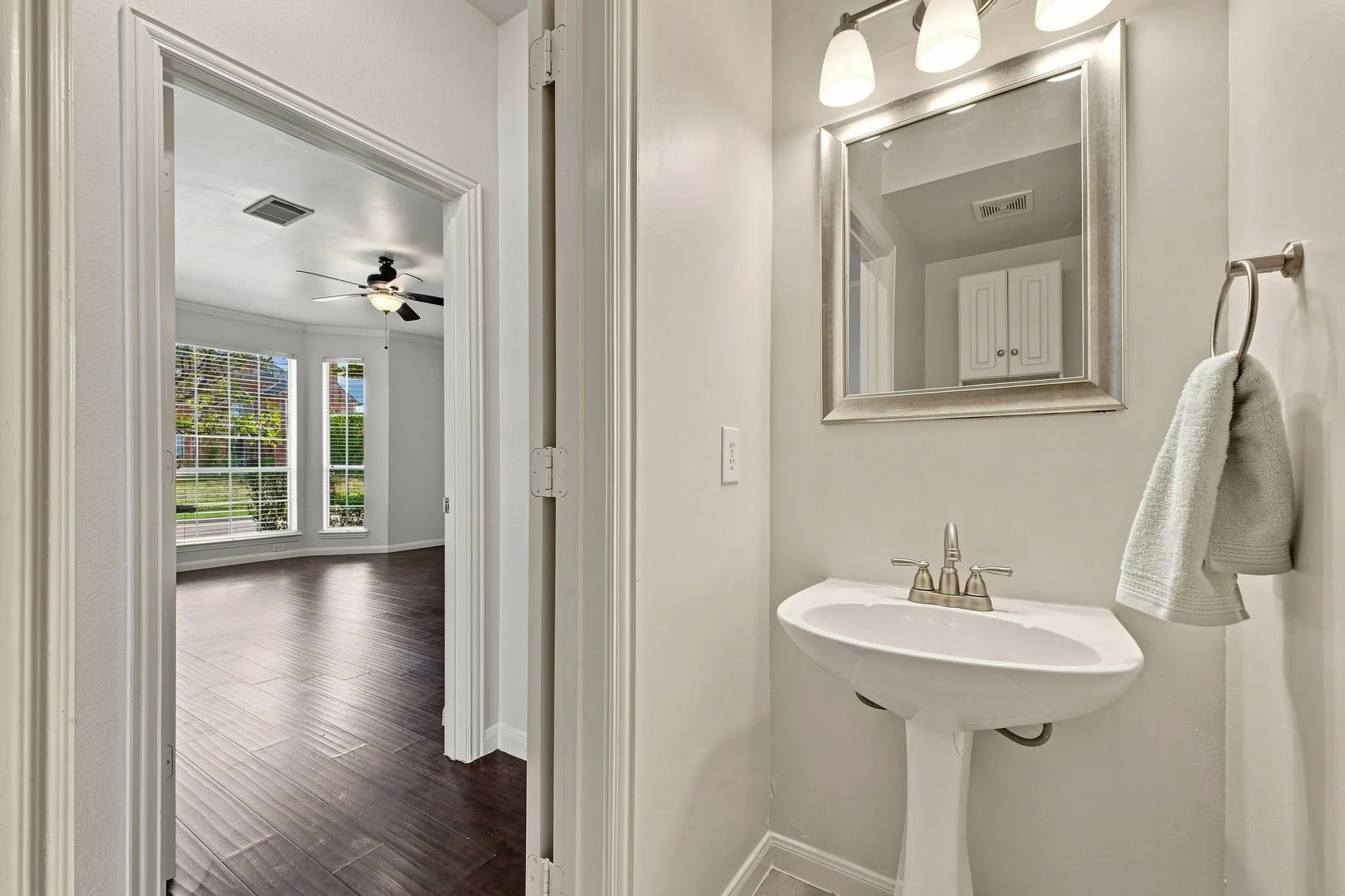 Single Family Residence For Sale in Denton County , 3117 Irvine Drive, Carrollton, Texas 75007, 4 Bedroom, 3 Bathroom, 2 Garage spaces, 2,842 Sqft, built in 1996, mls#21305938, Real Estate Agent in Carrollton, Homes For Sale in Denton county, Homes For Sale in Carrollton, Realtor in Carrollton Texas, Real Estate Brokerage Independent Realty Texas, Luminita Cordes Realtor