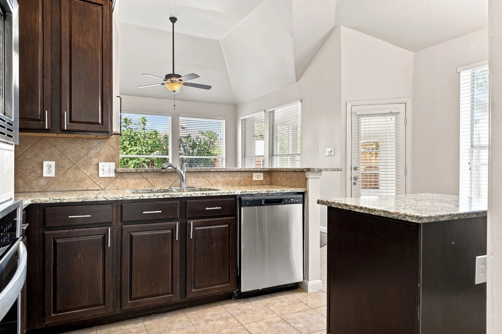 Single Family Residence For Sale in Denton County , 3117 Irvine Drive, Carrollton, Texas 75007, 4 Bedroom, 3 Bathroom, 2 Garage spaces, 2,842 Sqft, built in 1996, mls#21305938, Real Estate Agent in Carrollton, Homes For Sale in Denton county, Homes For Sale in Carrollton, Realtor in Carrollton Texas, Real Estate Brokerage Independent Realty Texas, Luminita Cordes Realtor